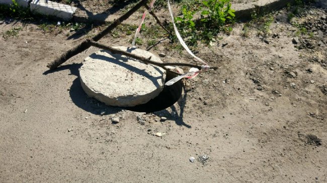 «Віз і нині там»: у Луцьку не закривають каналізаційні люки. ФОТО
