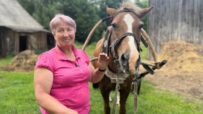 Волинянка сама понад 35 років живе на хуторі: у ТікТок показує, як господарює. ВІДЕО 