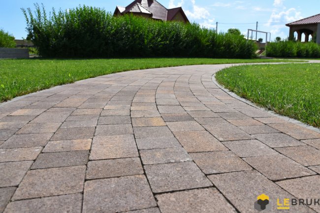 Як доглядати за бруківкою: прості та ефективні поради від «Le Bruk». ФОТО*
