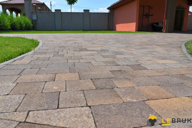 Як доглядати за бруківкою: прості та ефективні поради від «Le Bruk». ФОТО*