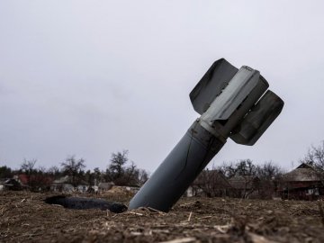 На Львівщині російська ракета впала біля зупинки і не вибухнула