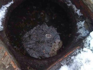 На Рівненщині жінка впала у вигрібну яму, ледве врятували