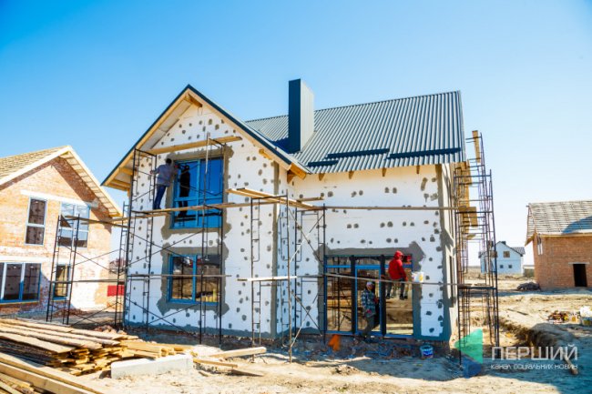 Котеджі площею 128,4 м² уже будують (фото зроблене 3 квітня)