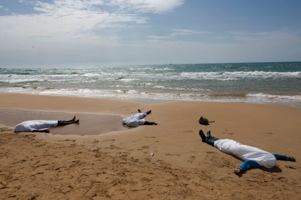 Тіла потонулих мігрантів лежать на пляжі в сицилійському селищі Самп'єрі, 30 вересня 2013. GIANNI MANIA, Італія