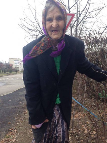 Боса напівроздягнена бабця заблукала у Луцьку