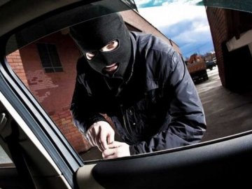 Із авто у Нововолинську поцупили обігрівач і злили пальне