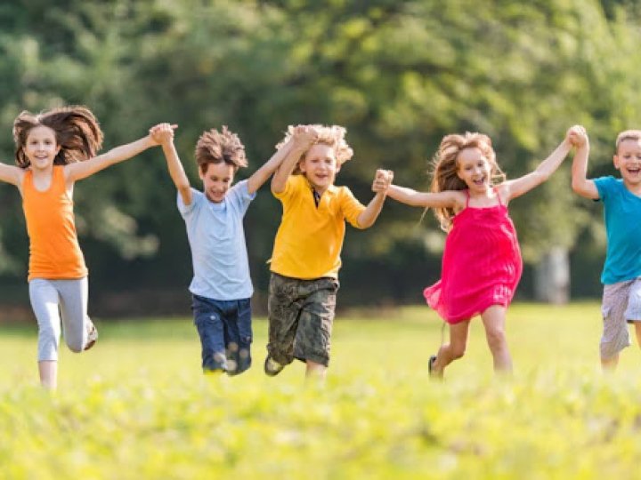 Чому сучасні батьки обирають практичний дитячий одяг замість великої кількості речей