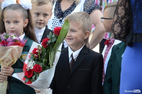 Перший дзвоник у луцьких школах. ФОТОРЕПОРТАЖ