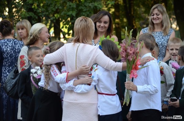 Перший дзвоник у луцьких школах. ФОТОРЕПОРТАЖ