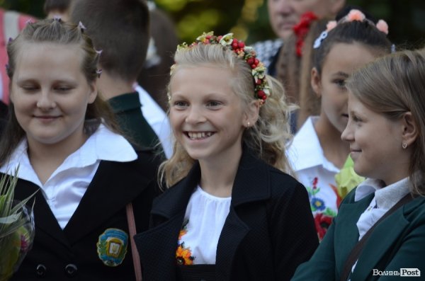 Перший дзвоник у луцьких школах. ФОТОРЕПОРТАЖ