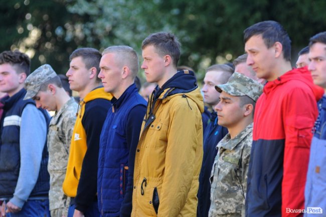 До армії урочисто відправили майже сотню юнаків з Волині. ФОТО