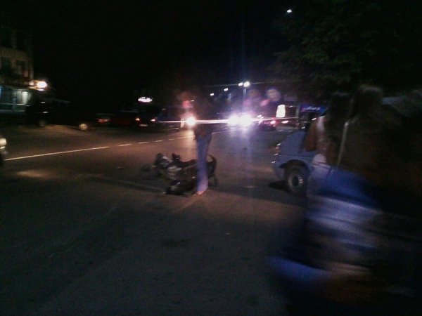 У Володимирі-Волинському жінка напідпитку потрапила під колеса скутера. ФОТО