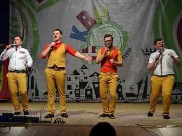 На КВНі в Луцьку перемогла команда, яка роздягалась на сцені і багато кричала. ФОТО