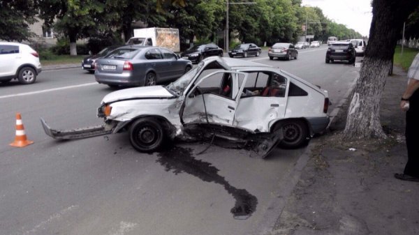 У Луцьку «Рено» зім’яв «Опель», а його водійку відправили на лікарняне ліжко. ФОТО