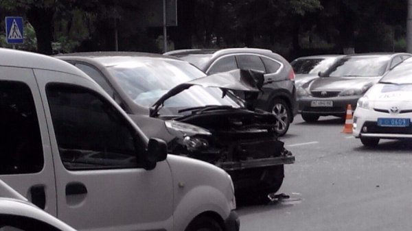 У Луцьку «Рено» зім’яв «Опель», а його водійку відправили на лікарняне ліжко. ФОТО