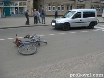 На пішохідному переході у Ковелі Opel збив велосипедиста