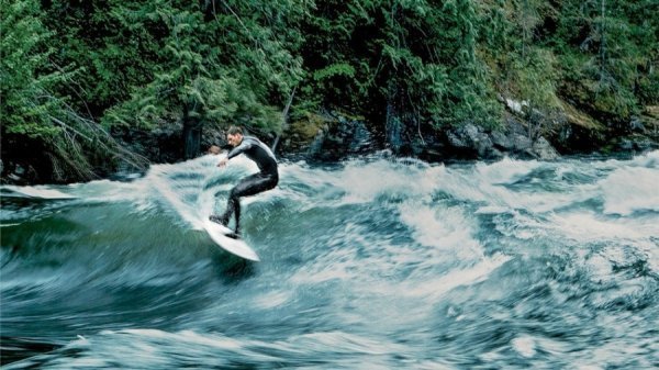 Серфер Ян Стокс підкорює крижану хвилю в місті Міссула, штат Монтана, США. (Фото: Паоло Марчези)