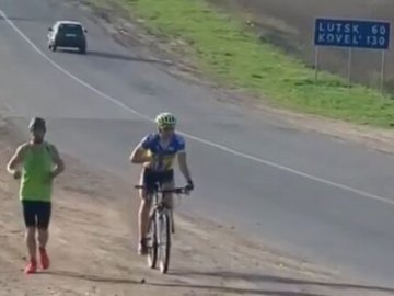 Чоловік, який пробіг з Луцька до Рівного за  майже 7 тисяч доларів, розповів про вигране парі