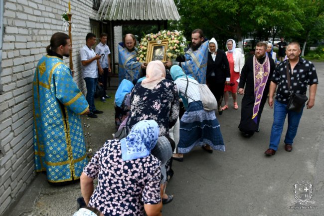 До Луцька привезли чудотворну мироточиву ікону. ФОТО