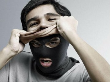 За добу чотирьох волинян кинули на майже 100 тисяч гривень