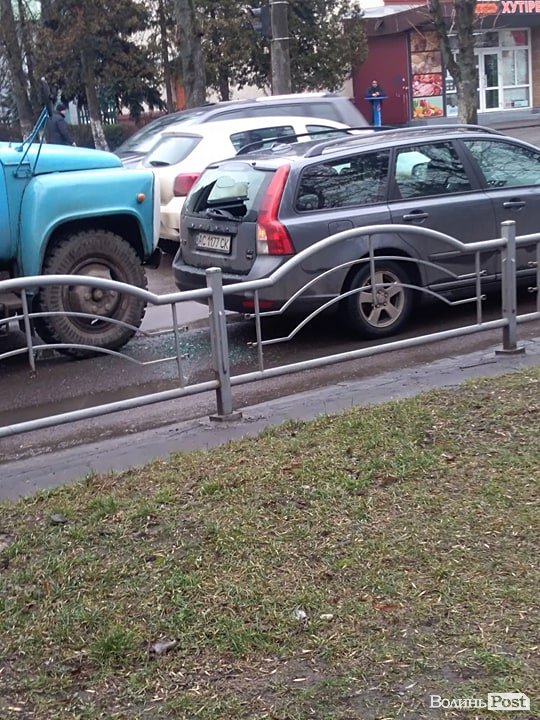 У Луцьку авто комунальників в'їхало у легковик: утворився затор на дорозі