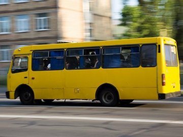 Залишилися без маршруток: у Луцьку жителі мікрорайону вимагають забезпечити їх транспортом 