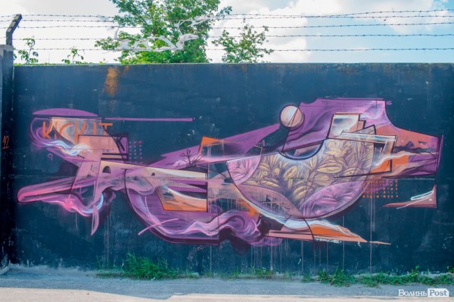 Яскрава геометрія і казкові монстри: графіті на стіні 40-го мікрорайону. ФОТО