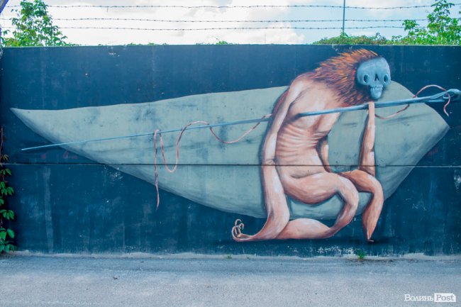 Яскрава геометрія і казкові монстри: графіті на стіні 40-го мікрорайону. ФОТО