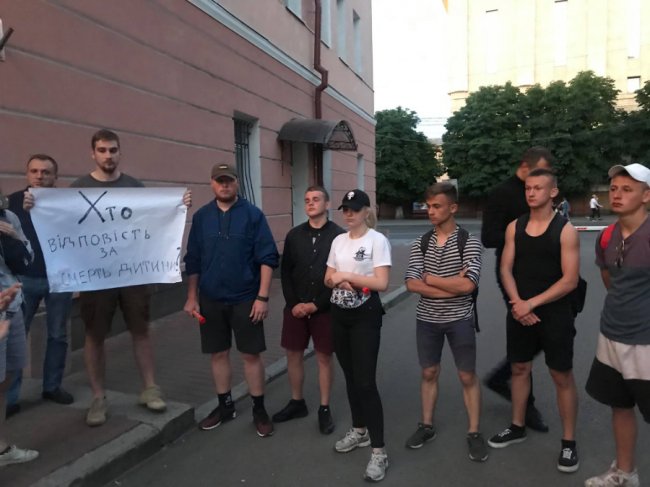 Хто відповість за смерть дитини: у Луцьку пікетували управління поліції. ФОТО