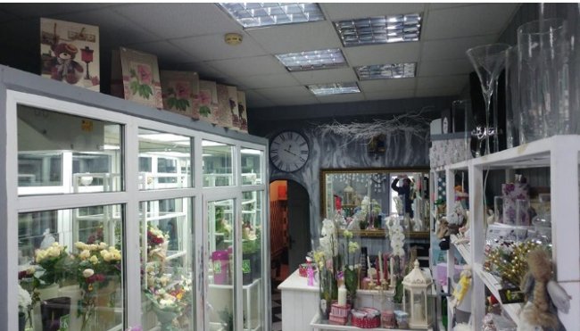 Невідомі пограбували квітковий магазин на Волині. ФОТО