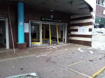 У Києві вибуховою хвилею пошкодило фасад будівлі станції «Лук'янівська»: поїзди там не зупинятимуться