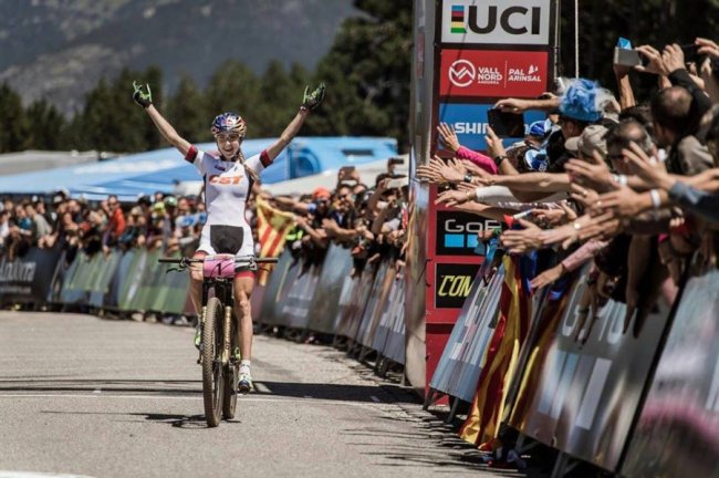 Порошенко привітав лучанку із перемогою на Кубку світу