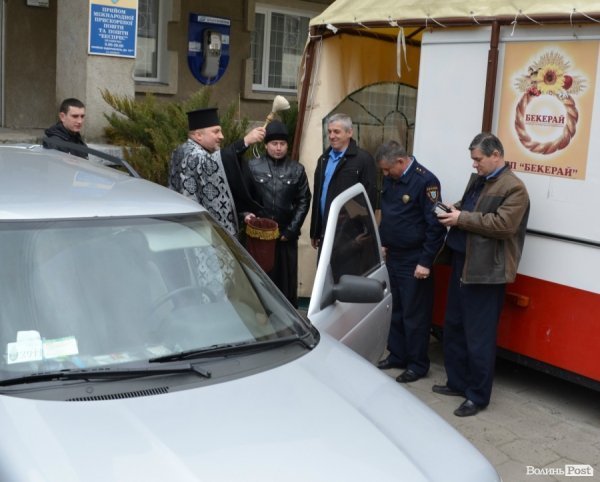 Під час хресної ходи у Луцьку окропили навіть мормонів