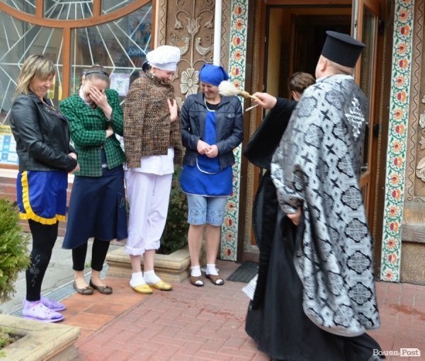 Під час хресної ходи у Луцьку окропили навіть мормонів
