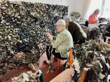 У волинському місті волонтери сплели 2000 маскувальних сіток для бійців. ФОТО