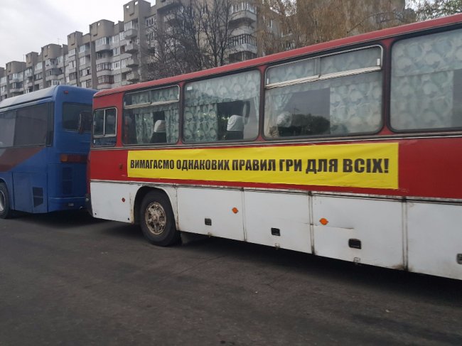 Під Волинською ОДА мітингують перевізники
