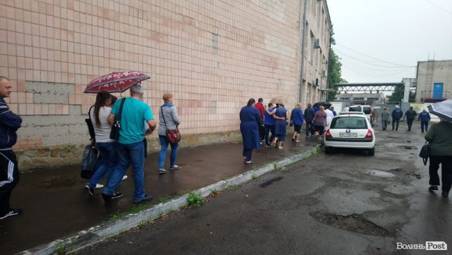 Протест у Луцьку: працівники заводу перекрили вулицю. ФОТО. ВІДЕО. 