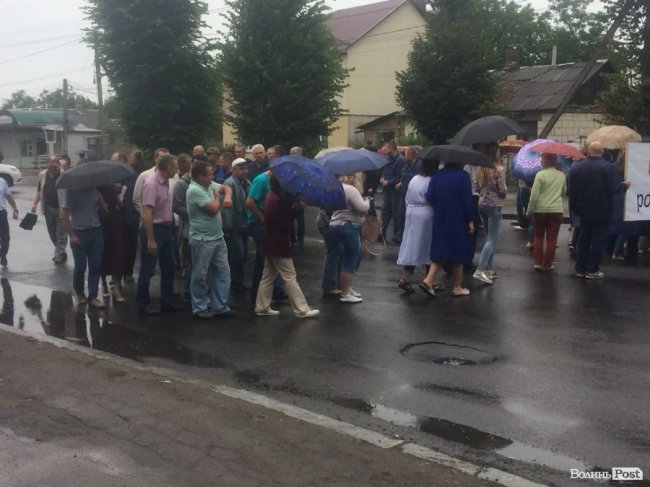 Протест у Луцьку: працівники заводу перекрили вулицю. ФОТО. ВІДЕО. 