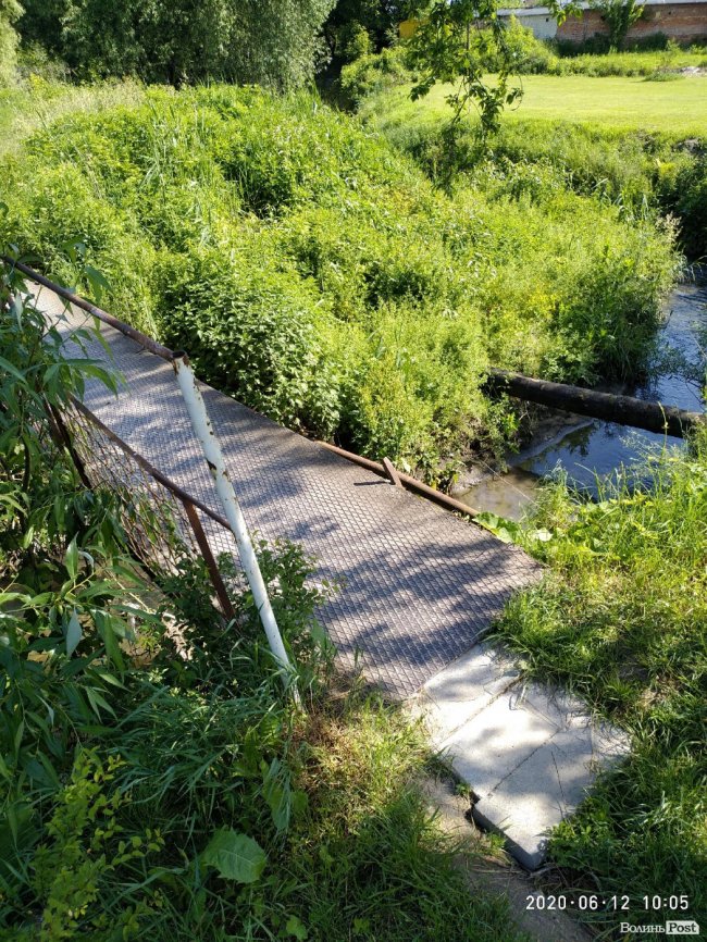 У Луцьку пішохідний міст через Сапалаївку – у аварійному стані. ФОТО