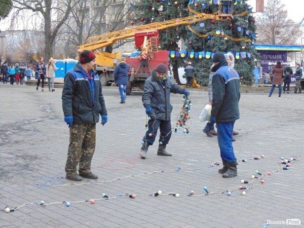 Ялинки у Луцьку прикрасили символікою ЄС. Прокуратура поки що мовчить. ФОТО