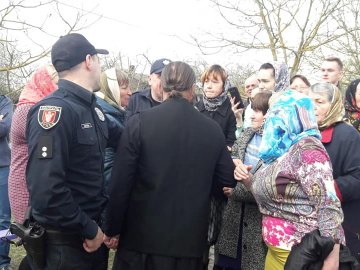 На Волині прихильники Московського патріархату заблокували вхід до храму, який перейшов до ПЦУ. ФОТО