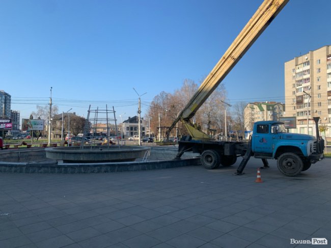 У Луцьку монтують новорічну ялинку. ФОТО