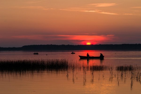 Був дивовижний захід сонця і рибаки вийшли на рибалку. Озеро Світязь 02 липня 2013 р. Автор Костянтин Семицький