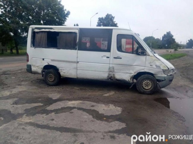 Аварія на Волині: бус злетів та перевернувся. ФОТО