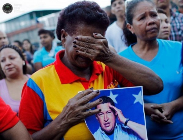 Як ридають за Уго Чавесом. ФОТО