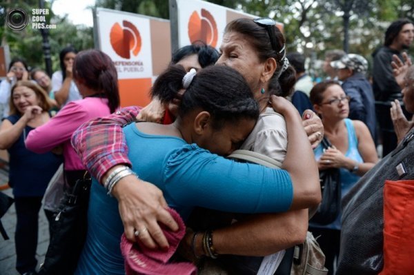 Як ридають за Уго Чавесом. ФОТО