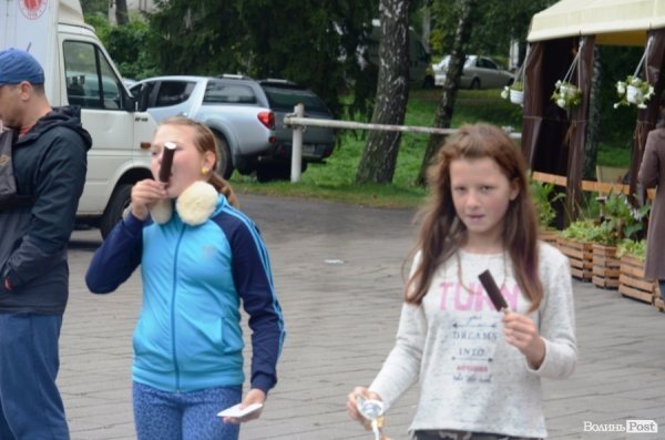 На луцькому «Фестивалі національної кухні» свиню почали пекти ще уночі. ФОТО