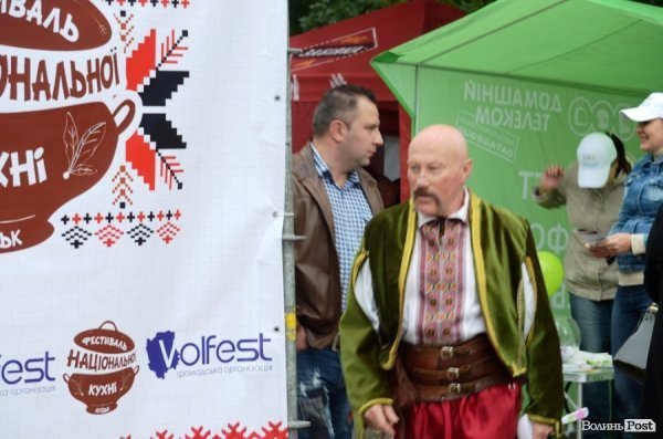 На луцькому «Фестивалі національної кухні» свиню почали пекти ще уночі. ФОТО