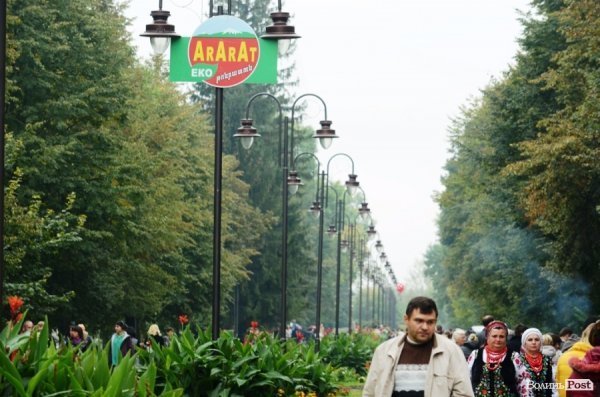 На луцькому «Фестивалі національної кухні» свиню почали пекти ще уночі. ФОТО