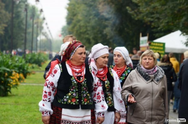 На луцькому «Фестивалі національної кухні» свиню почали пекти ще уночі. ФОТО